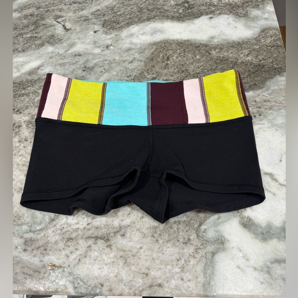 Lululemon Boogie Short
Black / Tonka Stripe Angel Blue / Size 4 - Picture 4 of 7